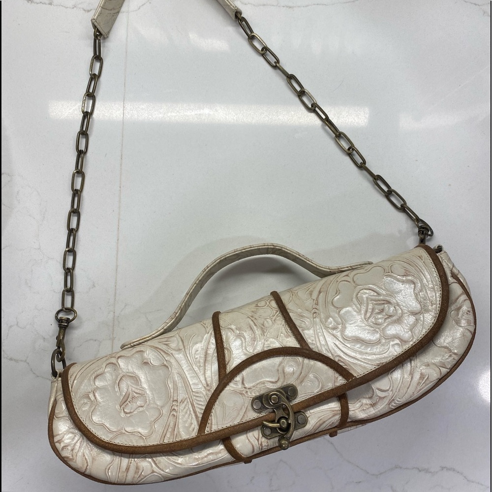Due Farina embossed leather handbag in creamy white with brown around edges.